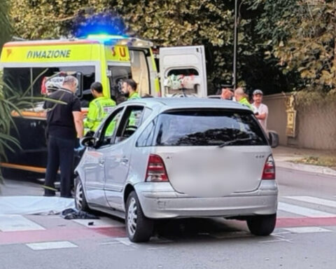incidente pescara con auto, ambulanza e soccorsi