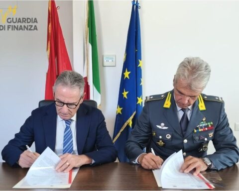 Il Direttore della Direzione Regionale Abruzzo dell’A.D.E., dott. Francesco Paolo Chimienti e il Comandante Regionale Abruzzo della Guardia di Finanza, Generale di Brigata Fabio Massimo Mendella, hanno siglato un accordo per il contrasto al mancato aggiornamento delle rendite catastali.