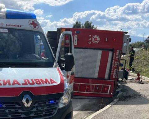 incidente, mezzo dei pompieri ribaltato a villanova