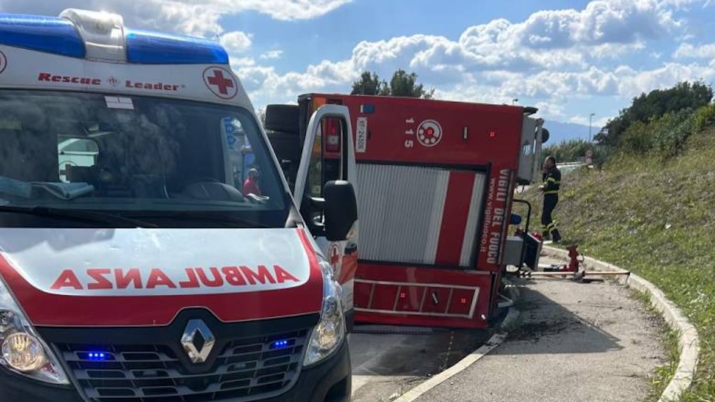 incidente, mezzo dei pompieri ribaltato a villanova