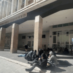 Migranti dormono davanti la Prefettura all’Aquila