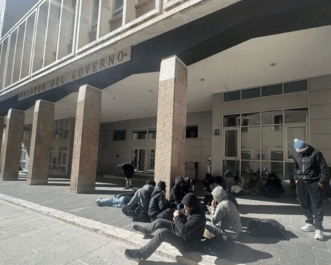 Migranti dormono davanti la Prefettura all’Aquila