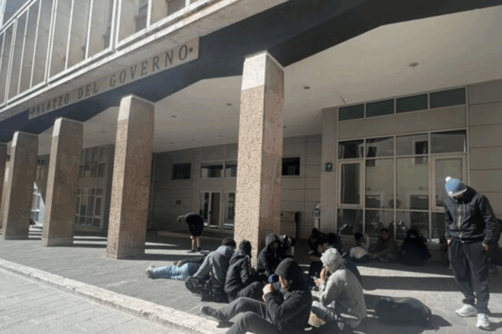 Migranti accampati davanti la Prefettura all’Aquila trasferiti in Calabria