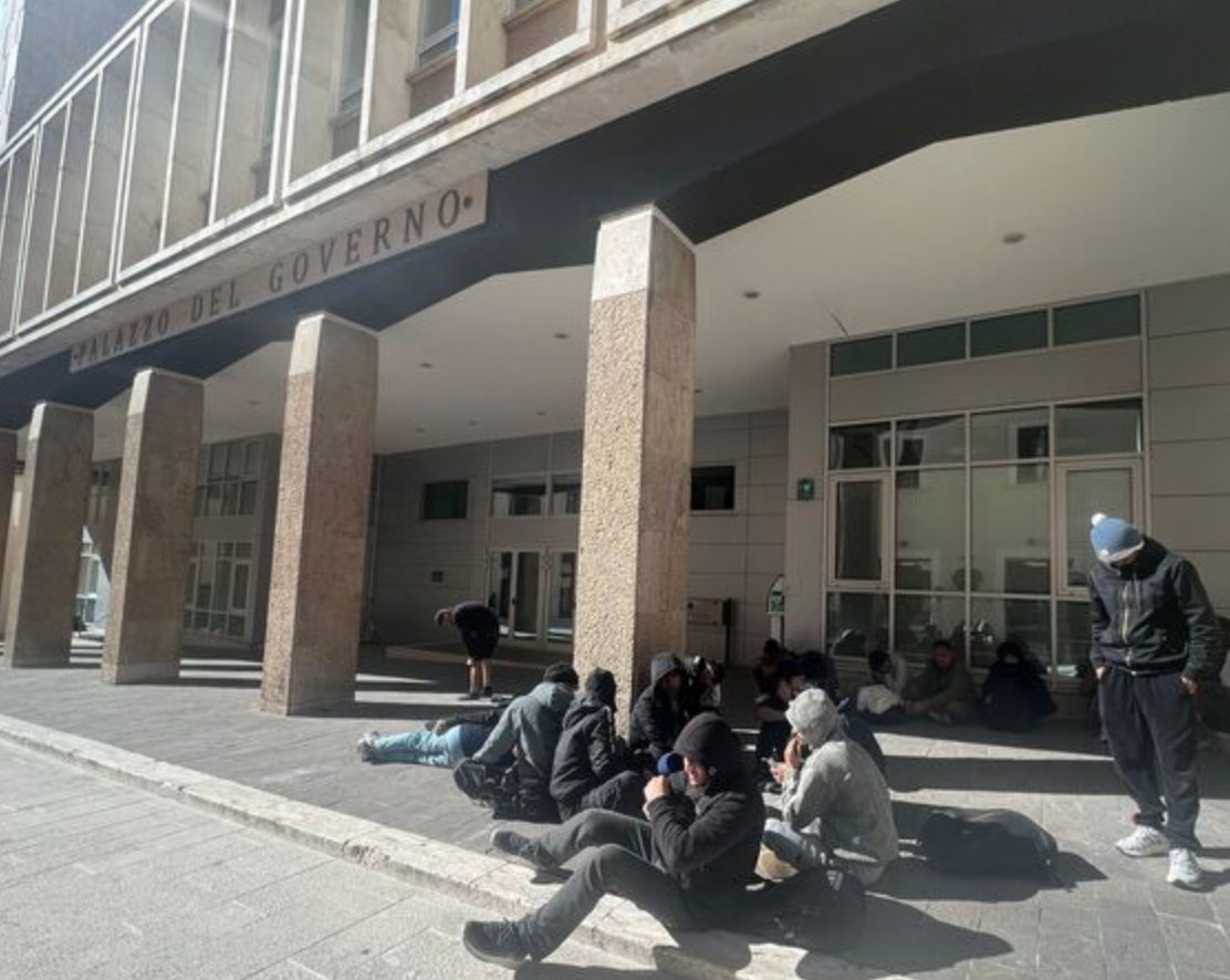 Migranti dormono davanti la Prefettura all’Aquila