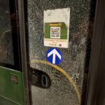 porta a vetri di un autobus rotto dopo incursione vandali in sede Tua