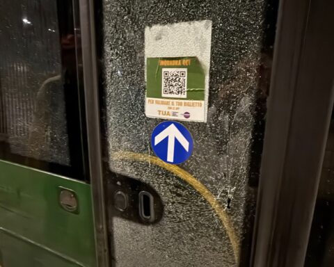 porta a vetri di un autobus rotto dopo incursione vandali in sede Tua