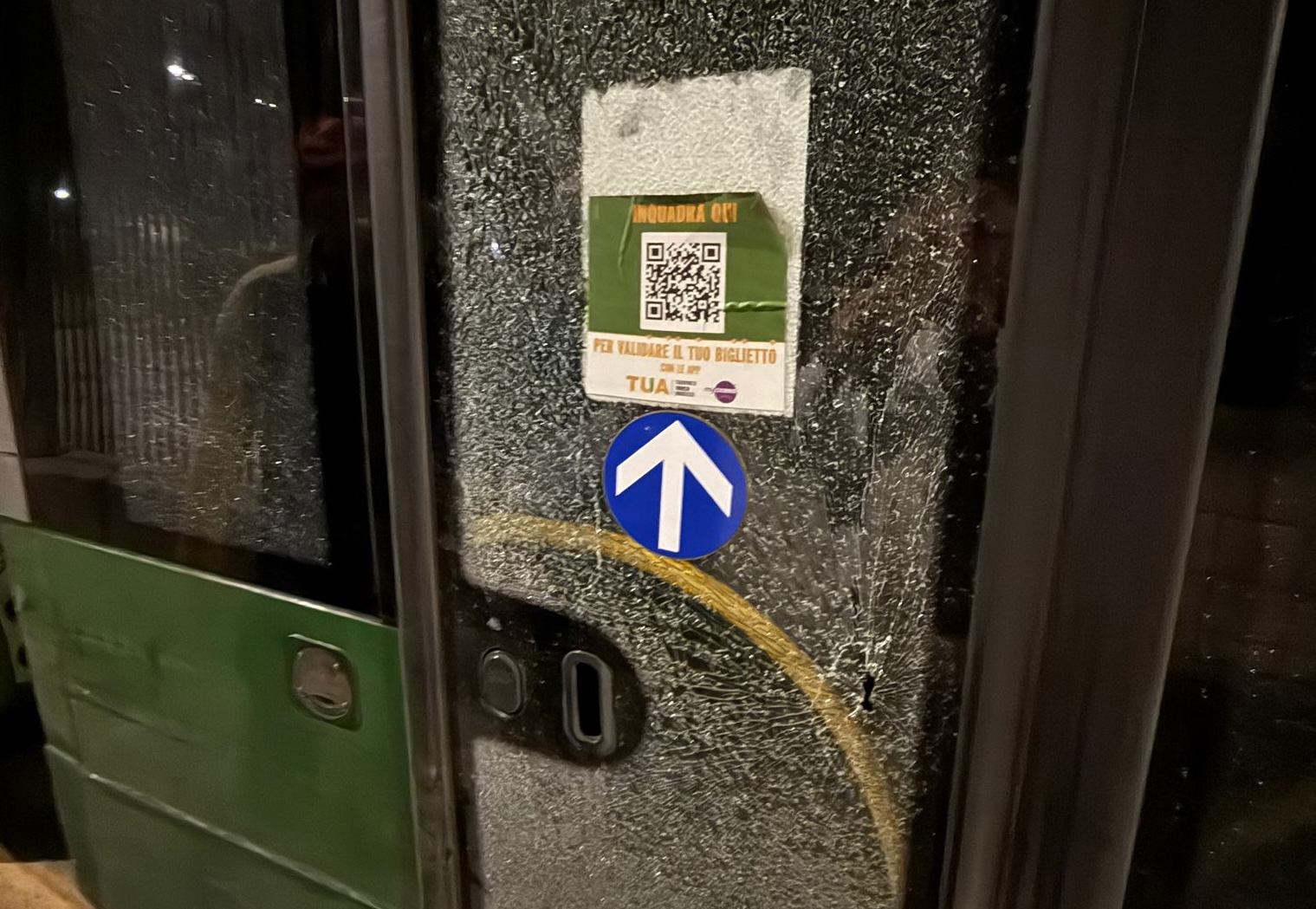 porta a vetri di un autobus rotto dopo incursione vandali in sede Tua