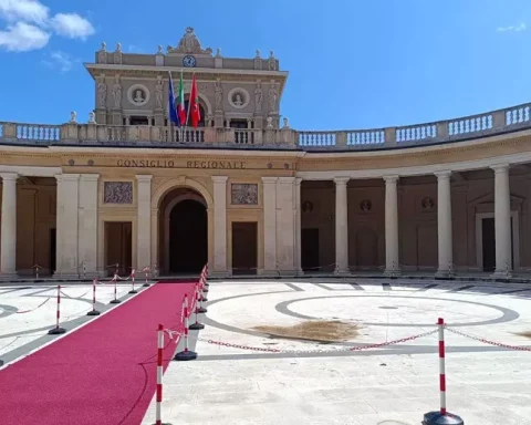 La corte di Palazzo dell’Emiciclo all’Aquila, sede del Consiglio regionale
