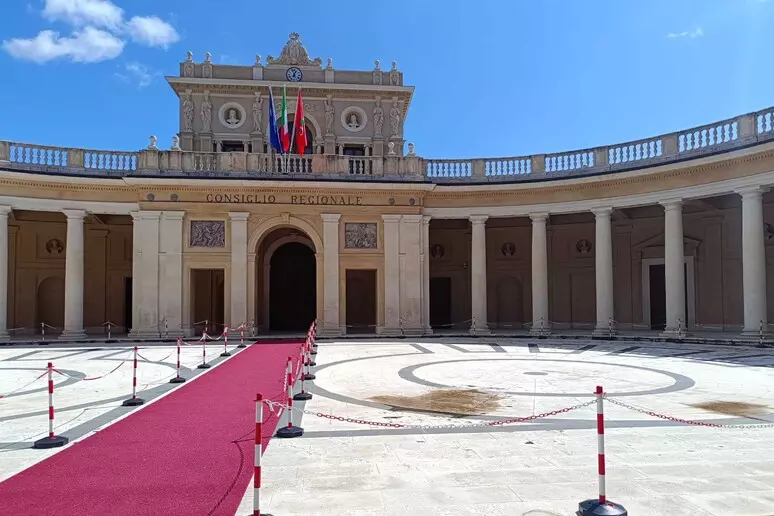 La corte di Palazzo dell’Emiciclo all’Aquila, sede del Consiglio regionale