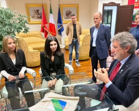 Il presidente della Regione Marco Marsilio riceve a Palazzo Silone le studentesse abruzzesi Alisia Gabriela Di Panfilo e Gaia Ruggiero, insignite del titolo di Alfieri del Lavoro al Quirinale