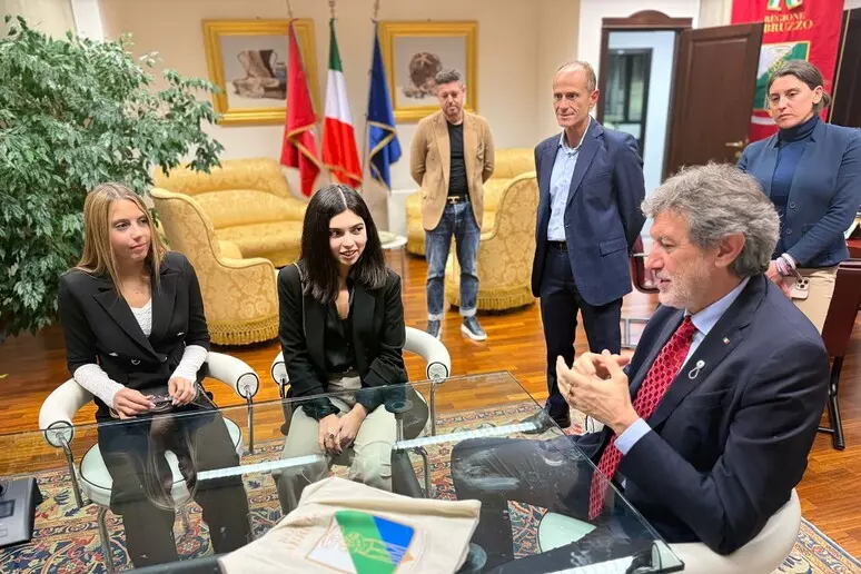 Il presidente della Regione Marco Marsilio riceve a Palazzo Silone le studentesse abruzzesi Alisia Gabriela Di Panfilo e Gaia Ruggiero, insignite del titolo di Alfieri del Lavoro al Quirinale