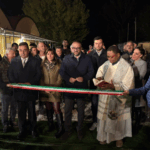 Il sindaco dell’Aquila Pierluigi Biondi, insieme agli assessori e ai consiglieri comunali, durante il taglio del nastro per l’inaugurazione del nuovo campo sportivo polivalente di Civita di Bagno