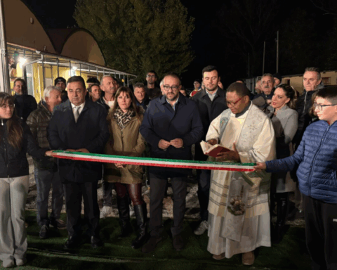 Il sindaco dell’Aquila Pierluigi Biondi, insieme agli assessori e ai consiglieri comunali, durante il taglio del nastro per l’inaugurazione del nuovo campo sportivo polivalente di Civita di Bagno
