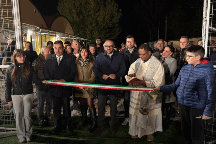 Il sindaco dell’Aquila Pierluigi Biondi, insieme agli assessori e ai consiglieri comunali, durante il taglio del nastro per l’inaugurazione del nuovo campo sportivo polivalente di Civita di Bagno