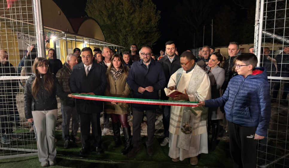 Il sindaco dell’Aquila Pierluigi Biondi, insieme agli assessori e ai consiglieri comunali, durante il taglio del nastro per l’inaugurazione del nuovo campo sportivo polivalente di Civita di Bagno