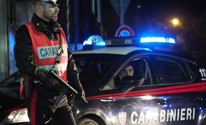 La pattuglia dei Carabinieri che ha eseguito la misura cautelare con braccialetto elettronico nei confronti di Eolo Tucceri a Cerchio