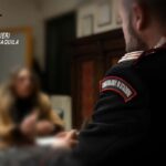 Un militare dell’Arma ascolta la testimonianza della giovane donna che ha chiesto aiuto dopo l’aggressione subita dall’ex compagno in un centro della provincia dell’Aquila.