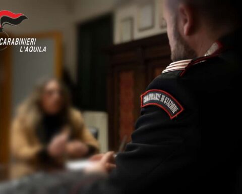 Un militare dell’Arma ascolta la testimonianza della giovane donna che ha chiesto aiuto dopo l’aggressione subita dall’ex compagno in un centro della provincia dell’Aquila.