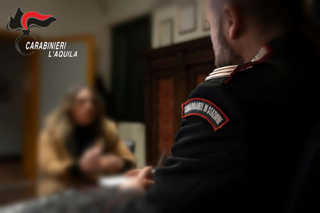 Un militare dell’Arma ascolta la testimonianza della giovane donna che ha chiesto aiuto dopo l’aggressione subita dall’ex compagno in un centro della provincia dell’Aquila.