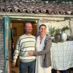 La coppia di Palmoli davanti all’abitazione nei boschi, al centro del provvedimento del Tribunale per i minorenni dell’Aquila. Il caso ha generato un acceso dibattito tra Anm e vicepremier Salvini