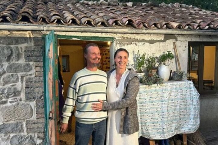 La coppia di Palmoli davanti all’abitazione nei boschi, al centro del provvedimento del Tribunale per i minorenni dell’Aquila. Il caso ha generato un acceso dibattito tra Anm e vicepremier Salvini