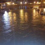 Il fiume Pescara durante una piena notturna, immagine che richiama i rischi idraulici al centro dello studio dell’Università dell’Aquila