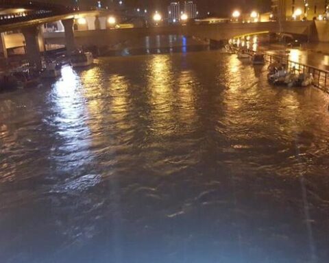 Il fiume Pescara durante una piena notturna, immagine che richiama i rischi idraulici al centro dello studio dell’Università dell’Aquila