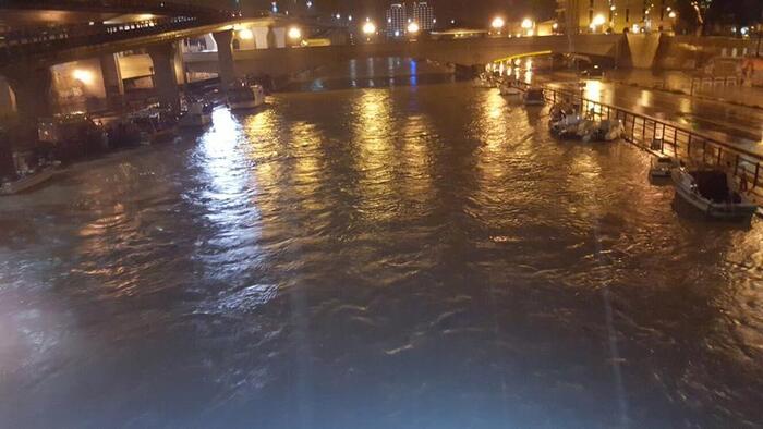 Il fiume Pescara durante una piena notturna, immagine che richiama i rischi idraulici al centro dello studio dell’Università dell’Aquila