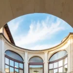 Un suggestivo scorcio del MAXXI L’Aquila, cornice architettonica che ospiterà il nuovo progetto espositivo curato da Maurizio Cattelan e Marta Papini per L’Aquila 2026