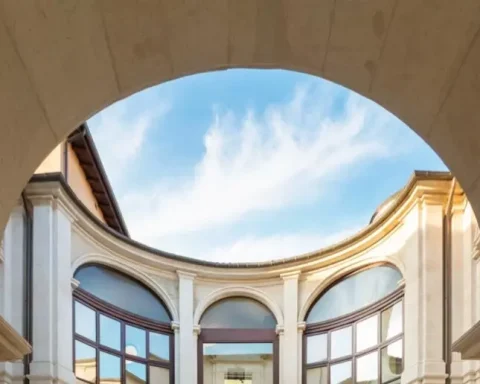 Un suggestivo scorcio del MAXXI L’Aquila, cornice architettonica che ospiterà il nuovo progetto espositivo curato da Maurizio Cattelan e Marta Papini per L’Aquila 2026