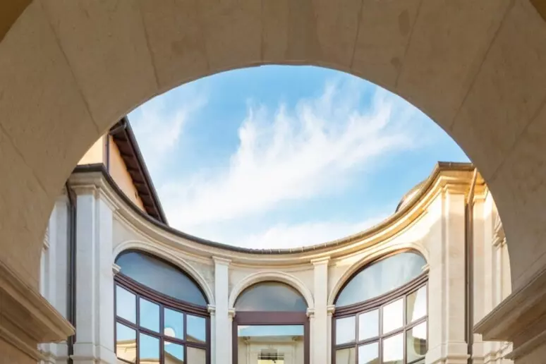 Un suggestivo scorcio del MAXXI L’Aquila, cornice architettonica che ospiterà il nuovo progetto espositivo curato da Maurizio Cattelan e Marta Papini per L’Aquila 2026