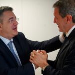 Il commissario Ue ai Trasporti, Apostolos Tzitzikostas, e il presidente della Regione Abruzzo, Marco Marsilio, durante l’incontro a Bruxelles. Al centro del colloquio la crisi dei veicoli commerciali e la revisione delle politiche europee sull’elettrico.