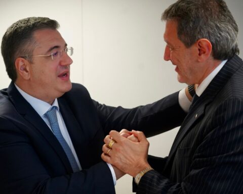 Il commissario Ue ai Trasporti, Apostolos Tzitzikostas, e il presidente della Regione Abruzzo, Marco Marsilio, durante l’incontro a Bruxelles. Al centro del colloquio la crisi dei veicoli commerciali e la revisione delle politiche europee sull’elettrico.