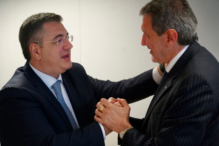 Il commissario Ue ai Trasporti, Apostolos Tzitzikostas, e il presidente della Regione Abruzzo, Marco Marsilio, durante l’incontro a Bruxelles. Al centro del colloquio la crisi dei veicoli commerciali e la revisione delle politiche europee sull’elettrico.