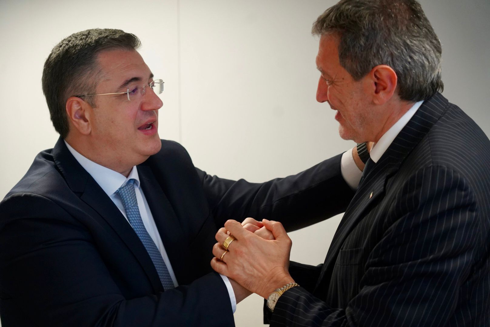 Il commissario Ue ai Trasporti, Apostolos Tzitzikostas, e il presidente della Regione Abruzzo, Marco Marsilio, durante l’incontro a Bruxelles. Al centro del colloquio la crisi dei veicoli commerciali e la revisione delle politiche europee sull’elettrico.