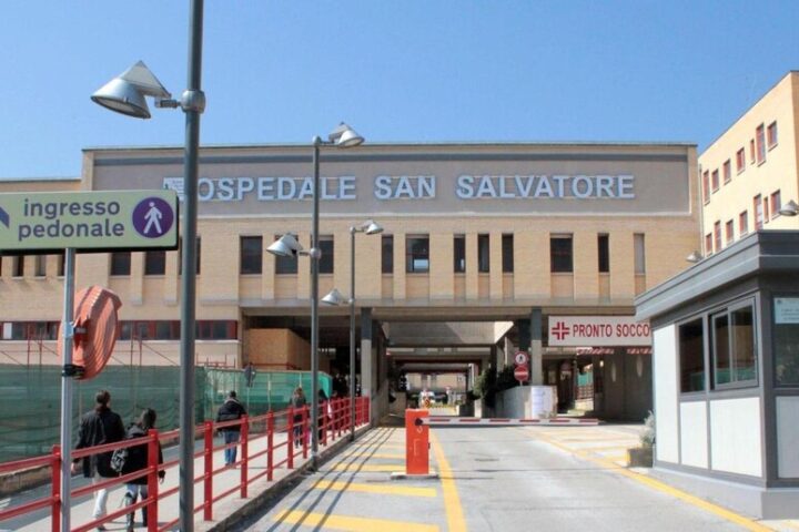 L’ingresso dell’ospedale San Salvatore dell’Aquila, struttura della Asl 1 finita al centro del dibattito dopo l’inchiesta sull’attacco hacker