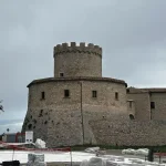 Il castello di Palmoli, simbolo del borgo del Chietino teatro della vicenda della “famiglia nel bosco”.