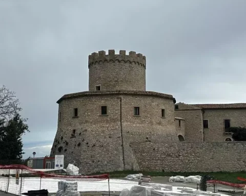 Il castello di Palmoli, simbolo del borgo del Chietino teatro della vicenda della “famiglia nel bosco”.