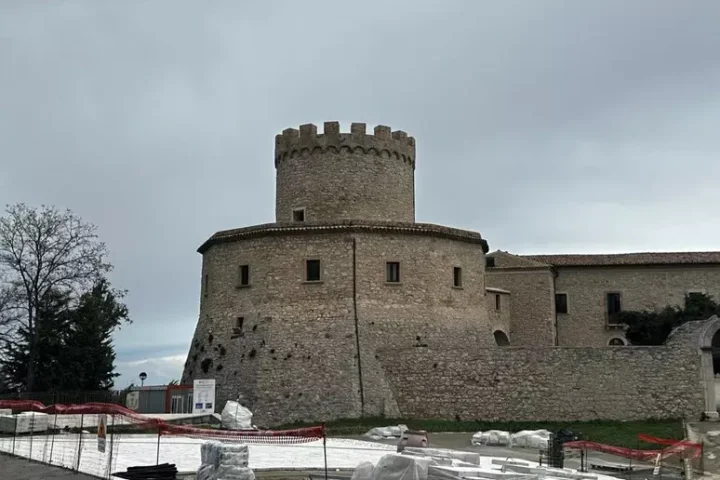 Il castello di Palmoli, simbolo del borgo del Chietino teatro della vicenda della “famiglia nel bosco”.