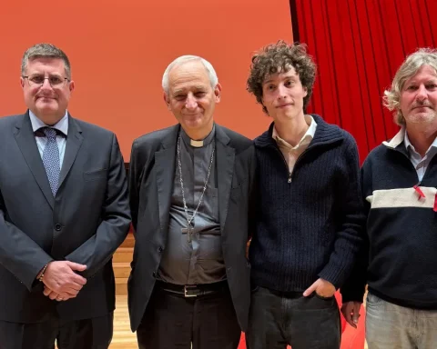 Il cardinale Matteo Zuppi con l’assessore alla Cultura Roberto Santangelo e il giovane autore Riccardo Pedicone durante l’incontro “Artigiani di Pace, la via del dialogo” all’Auditorium del Parco dell’Aquila