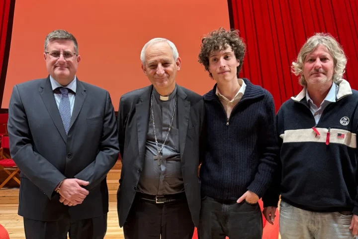Il cardinale Matteo Zuppi con l’assessore alla Cultura Roberto Santangelo e il giovane autore Riccardo Pedicone durante l’incontro “Artigiani di Pace, la via del dialogo” all’Auditorium del Parco dell’Aquila