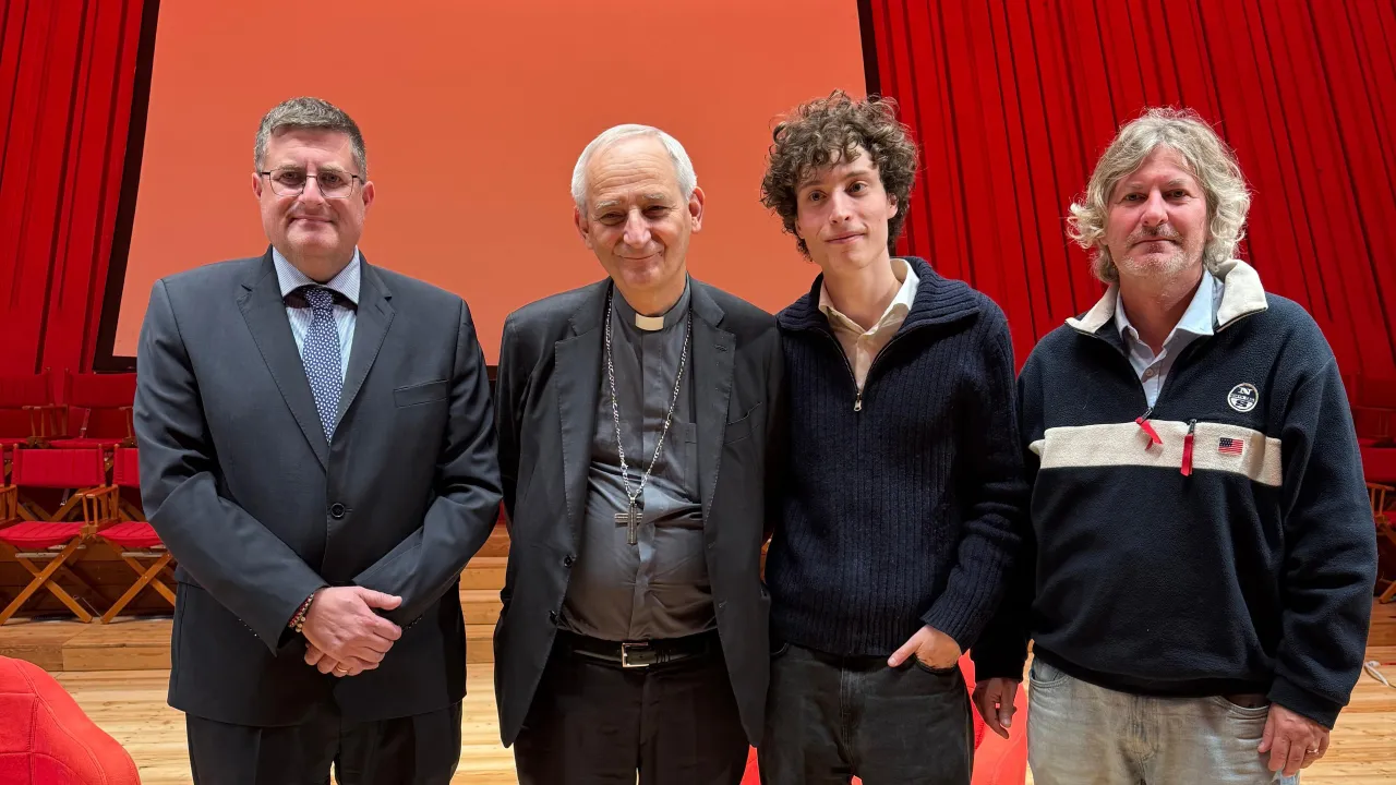 Il cardinale Matteo Zuppi con l’assessore alla Cultura Roberto Santangelo e il giovane autore Riccardo Pedicone durante l’incontro “Artigiani di Pace, la via del dialogo” all’Auditorium del Parco dell’Aquila