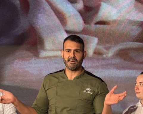 Lo chef Davide Nanni durante lo showcooking alla Fiera internazionale del Tartufo d’Abruzzo, mentre prepara la sua carbonara all’agnello davanti al pubblico dell'Aquila