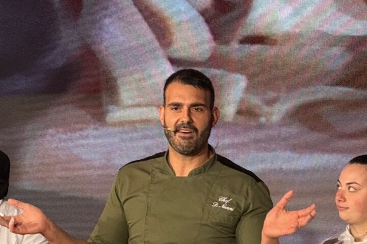 Lo chef Davide Nanni durante lo showcooking alla Fiera internazionale del Tartufo d’Abruzzo, mentre prepara la sua carbonara all’agnello davanti al pubblico dell'Aquila
