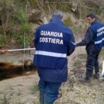 Personale della Guardia Costiera durante i controlli ambientali nell’area della discarica di Villa Carmine, a Montesilvano, posta sotto sequestro su disposizione della Procura di Pescara