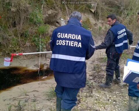Personale della Guardia Costiera durante i controlli ambientali nell’area della discarica di Villa Carmine, a Montesilvano, posta sotto sequestro su disposizione della Procura di Pescara
