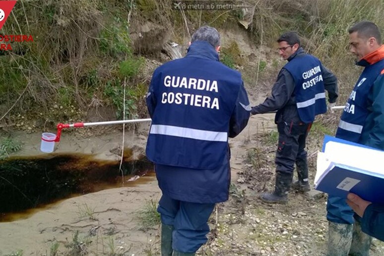 Personale della Guardia Costiera durante i controlli ambientali nell’area della discarica di Villa Carmine, a Montesilvano, posta sotto sequestro su disposizione della Procura di Pescara