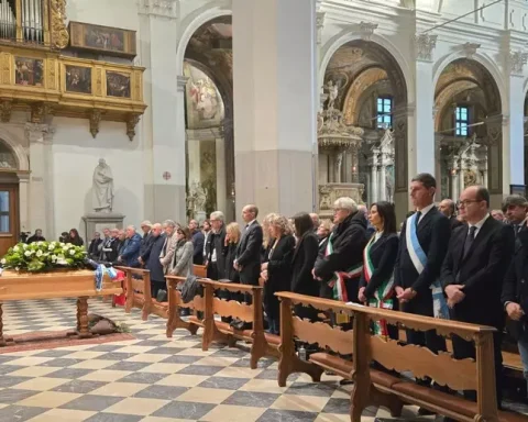 Il feretro di Giovanni Galeone nella cattedrale di Udine durante le esequie. Presenti istituzioni, sportivi e la delegazione dalla città di Pescara