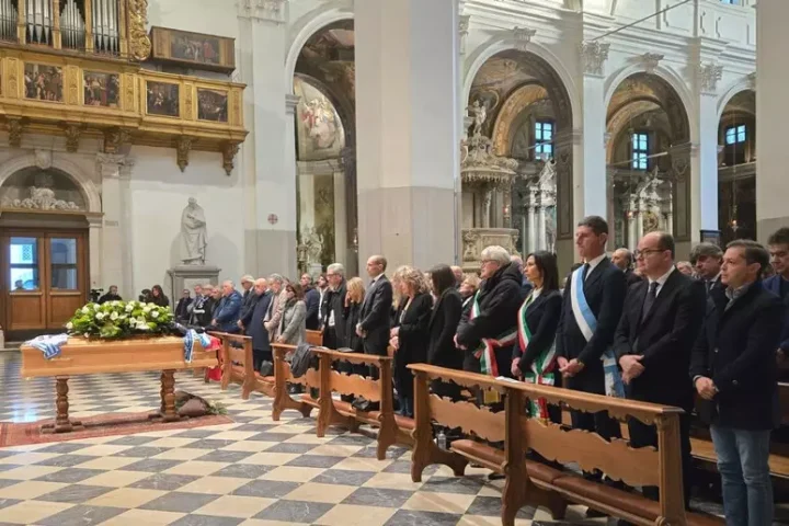 Il feretro di Giovanni Galeone nella cattedrale di Udine durante le esequie. Presenti istituzioni, sportivi e la delegazione dalla città di Pescara