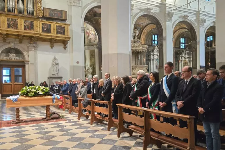 Il feretro di Giovanni Galeone nella cattedrale di Udine durante le esequie. Presenti istituzioni, sportivi e la delegazione dalla città di Pescara